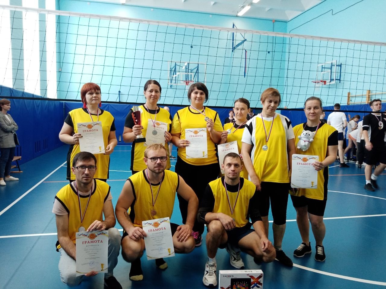 Команда учителей заняла второе место в городском турнире по волейболу..