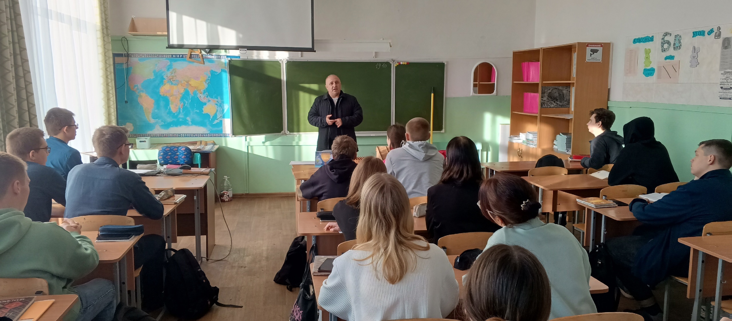 19 октября нашу школу посетил Ширинов Рауф Муртазалиевич, оперуполномоченный полиции ОМВД РФ по г. Новоалтайску.