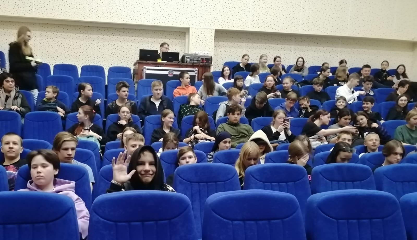 12 апреля 7 классы посмотрели документальный фильм про Юрия Алексеевича Гагарина в нашем культурно-спортивном комплексе..