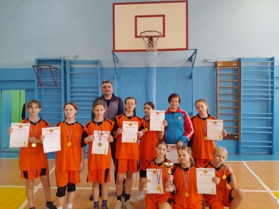 10 февраля 2024 проходил турнир по баскетболу среди девочек школ города Новоалатйска.