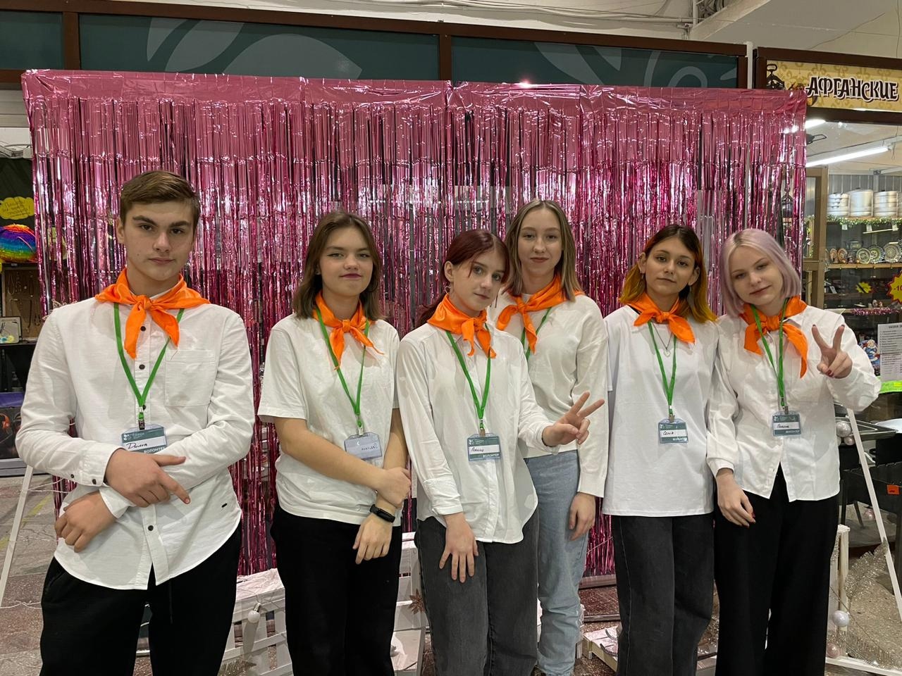 Волонтеры МБОУ СОШ № 12 сегодня помогают в организации Сибирской Новогодней ярмарки в г. Барнаул.